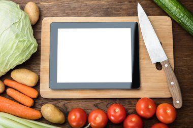 Doğrama kurulu üzerinde boş Tablet