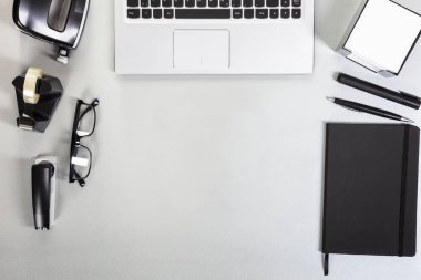 dizüstü bilgisayar ve ofis malzemeleri