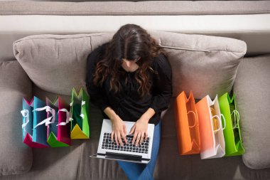 Dizüstü bilgisayar kullanan kadın