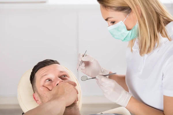 Uomo spaventato dal dentista — Foto Stock