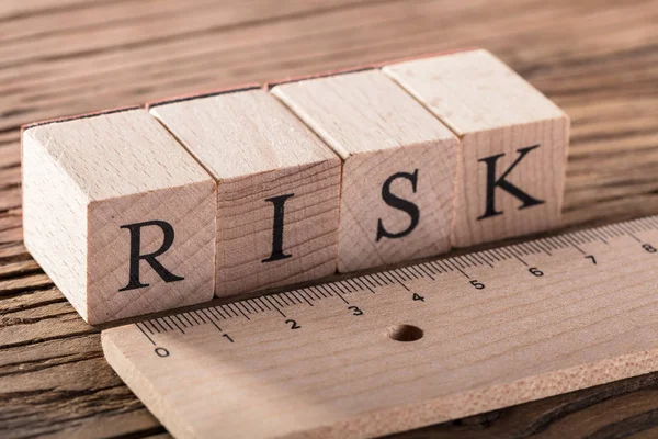 Ahşap cetvel ile risk kavramı — Stok fotoğraf