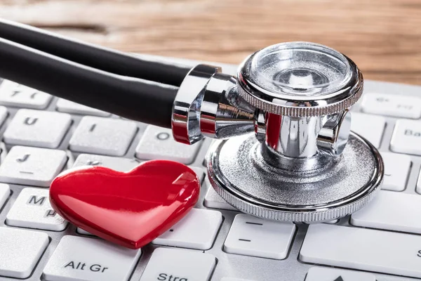 Forma de corazón en el teclado —  Fotos de Stock