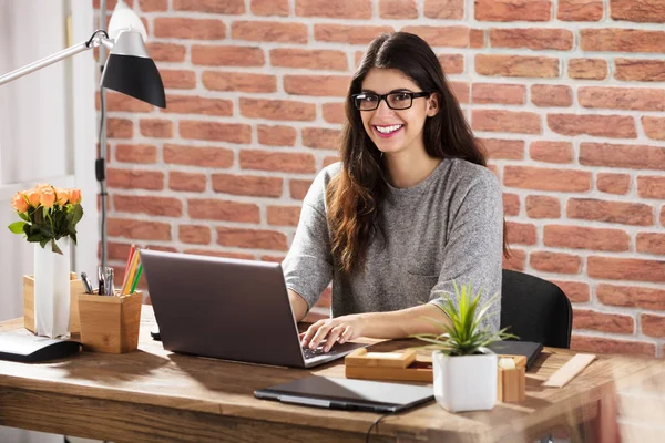 Femme souriante utilisant un ordinateur portable — Photo