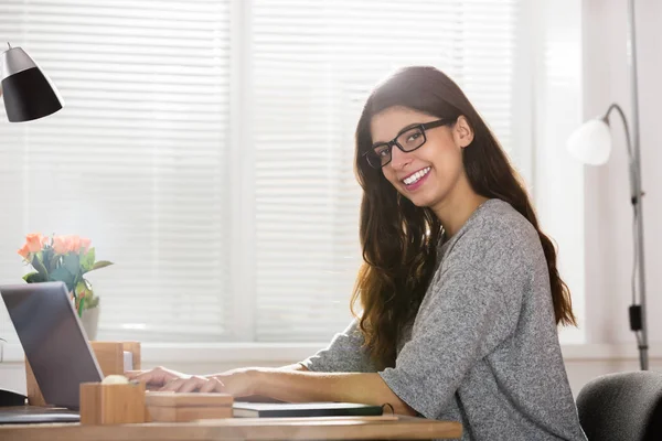 Giovane donna sul posto di lavoro — Foto Stock