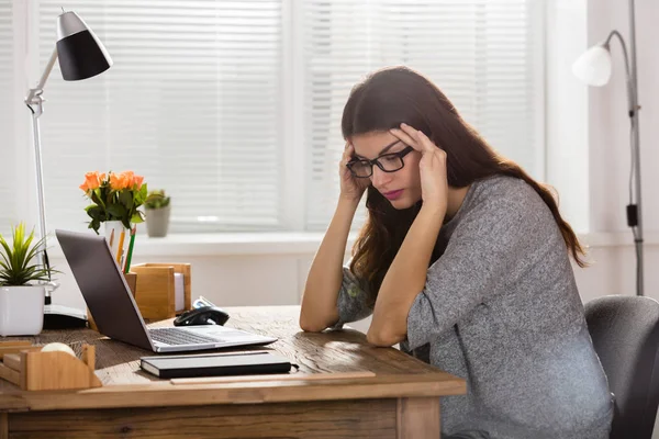 Geschäftsfrau sitzt im Büro — Stockfoto