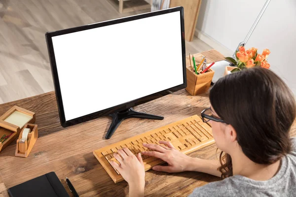 Femme d'affaires utilisant le clavier en bois — Photo