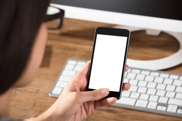 Mujer usando el teléfono celular —  Fotos de Stock