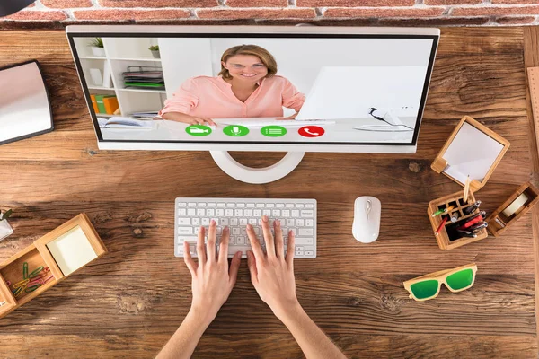 Persona haciendo videoconferencia — Foto de Stock