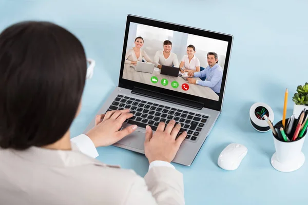 Femme d'affaires faisant une vidéoconférence sur ordinateur portable — Photo