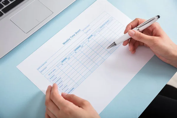 Businesswoman Filling Weekly Time Sheet — Stock Photo, Image