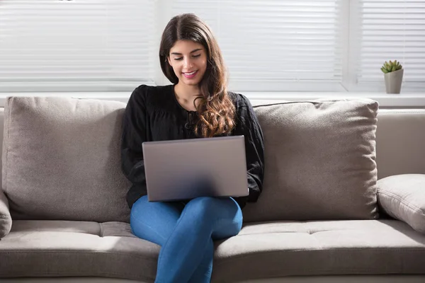 Усміхнена жінка використовує ноутбук — стокове фото