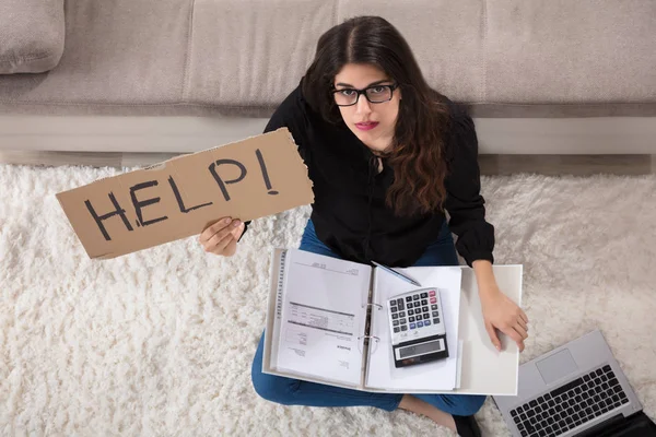 Frau mit Hilfeschild — Stockfoto