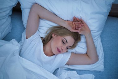 Yatakta uyuyan kadın