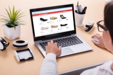 çevrimiçi alışveriş yaparken iş kadını