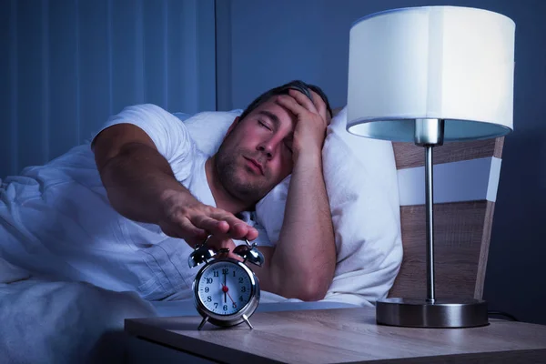 Man sover på sängen — Stockfoto