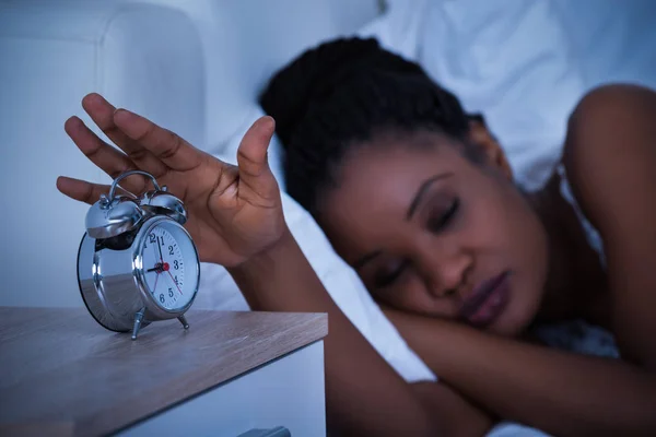 Frau schläft auf Bett — Stockfoto