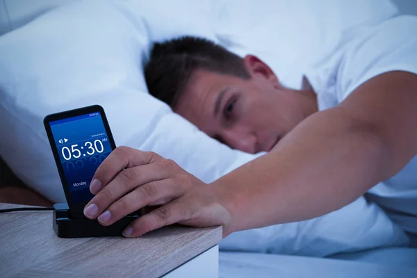 Homem acordando com alarme — Fotografia de Stock