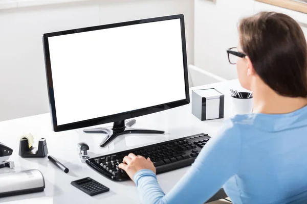 Geschäftsfrau nutzt Computer — Stockfoto