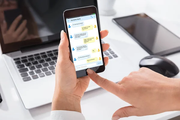 Mujer sosteniendo teléfono inteligente — Foto de Stock