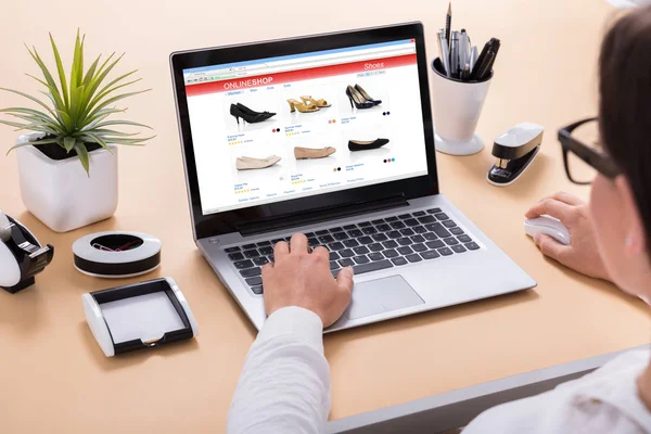 Affärskvinna gör online shopping — Stockfoto