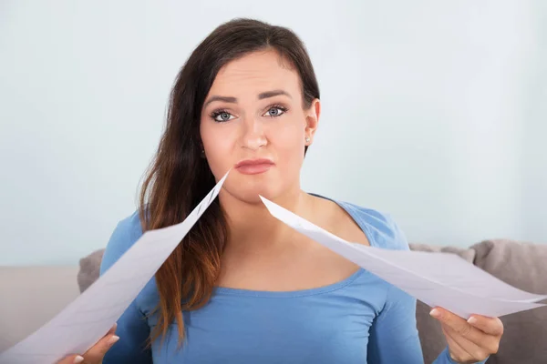 Mujer confundida con documentos —  Fotos de Stock