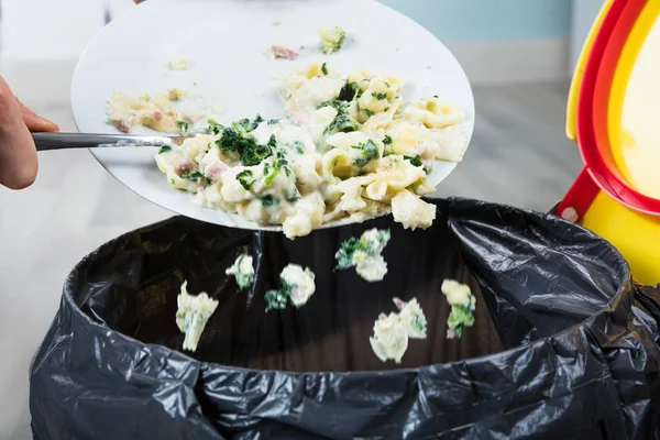 Persona arrojando sobras de pasta —  Fotos de Stock