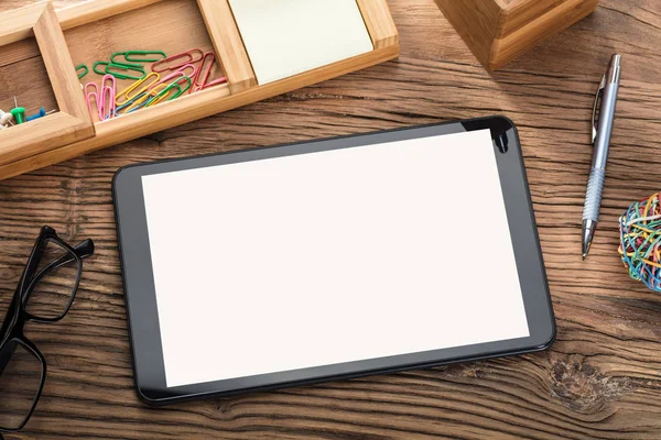 Tablet digital na mesa de madeira — Fotografia de Stock