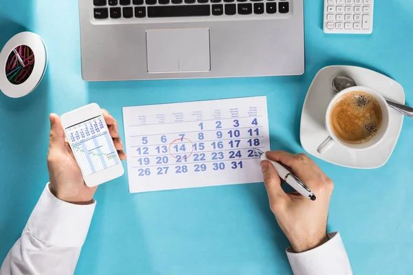 Affärsman märkning schema i kalender — Stockfoto