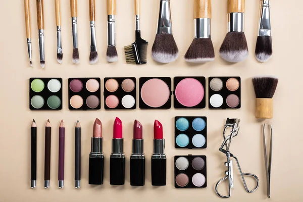 Pędzle do makijażu oraz produktów do makijażu — Zdjęcie stockowe