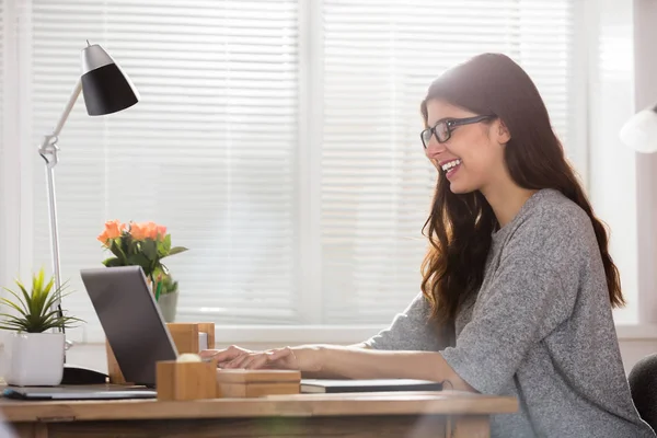 Donna sul posto di lavoro In ufficio — Foto Stock