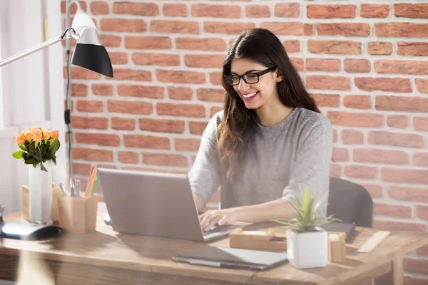 Donna d'affari utilizzando il computer portatile — Foto Stock