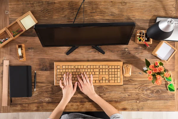 Empresária usando teclado de madeira — Fotografia de Stock