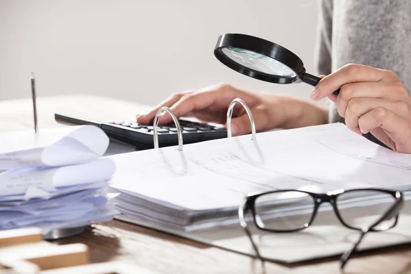 Empresária Examinando Documentos — Fotografia de Stock