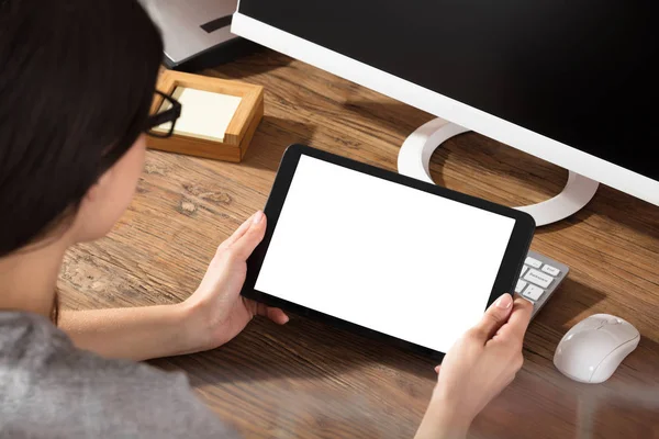 dijital tablet kullanan kadın