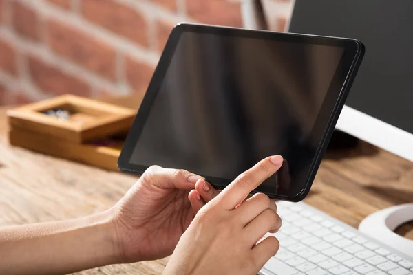 Woman Using Digital Tablet — Stock Photo, Image