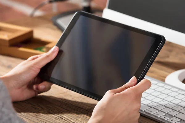 Mujer usando tableta digital — Foto de Stock