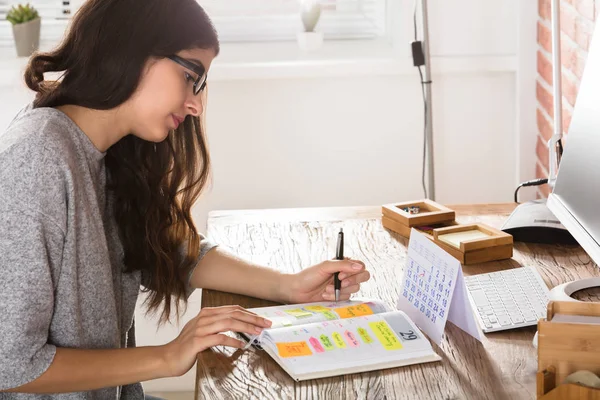 Horario de escritura de mujer de negocios — Foto de Stock