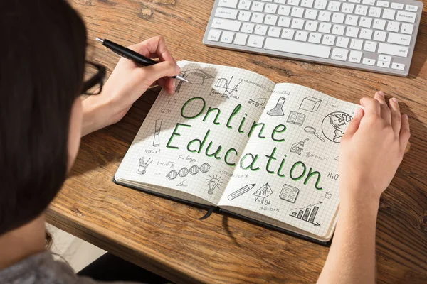Mulher fazendo gráfico de educação on-line — Fotografia de Stock