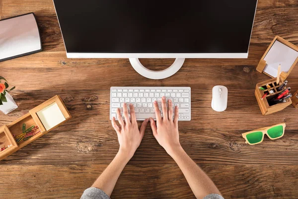 Pessoa que trabalha na mesa de escritório — Fotografia de Stock