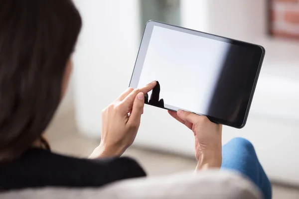 Женщина смотрит на цифровой планшет — стоковое фото