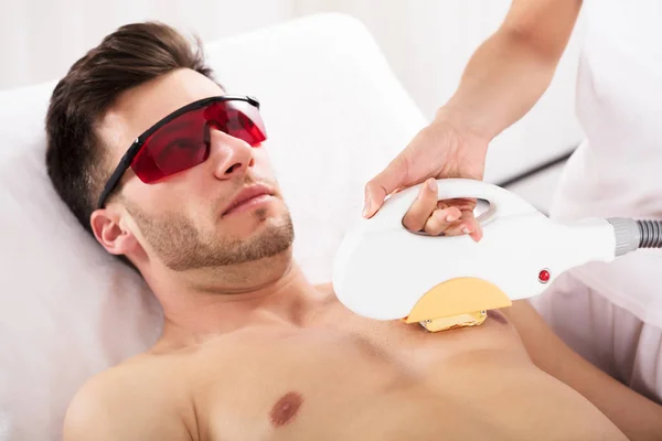 Людина отримує лазерне лікування шкіри — стокове фото
