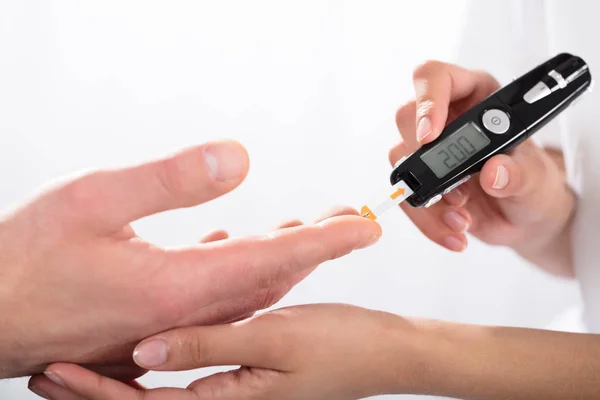 Doctors hand holding glucose scanning pen — Stock Photo, Image