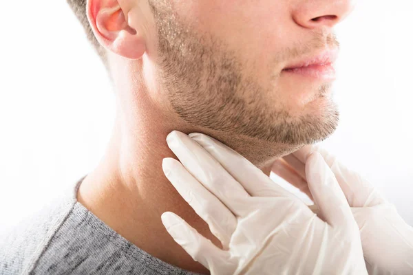 Médico realizando exame da glândula tireóide — Fotografia de Stock