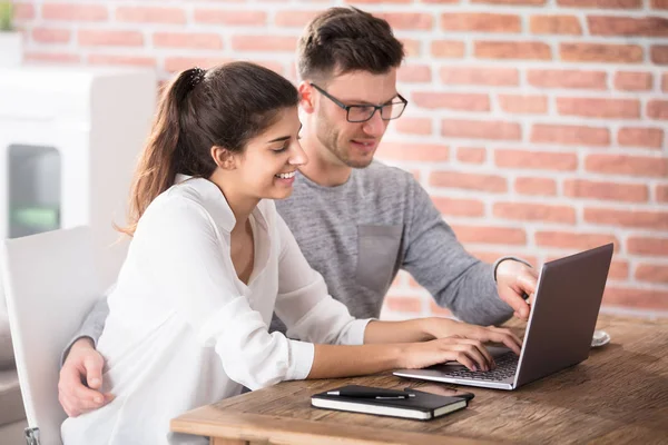 Pareja trabajando con el ordenador portátil —  Fotos de Stock