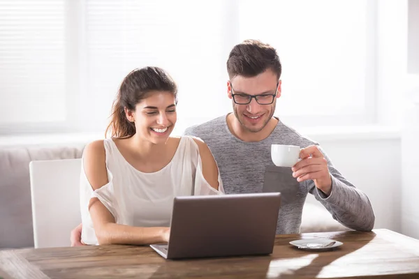 Casal usando laptop em casa — Fotografia de Stock