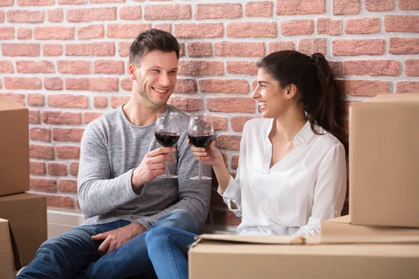 Couple toasting red wine — Stock Photo, Image