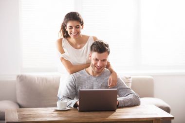 Evde Dizüstü bilgisayar kullanan çift 