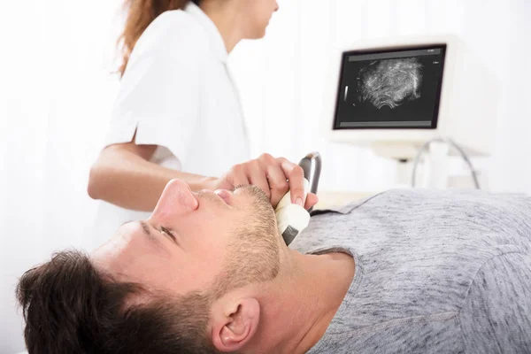Mann unterzieht sich einer medizinischen Ultraschalluntersuchung — Stockfoto