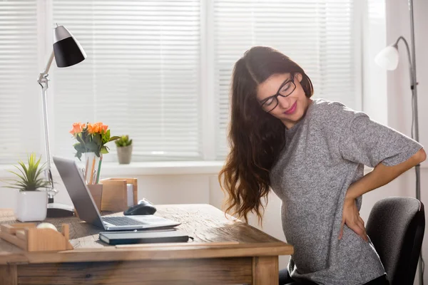 Mujer de negocios con dolor de espalda —  Fotos de Stock