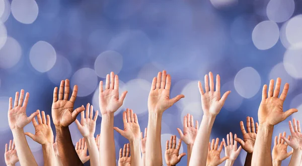 Multitud levantando las manos — Foto de Stock